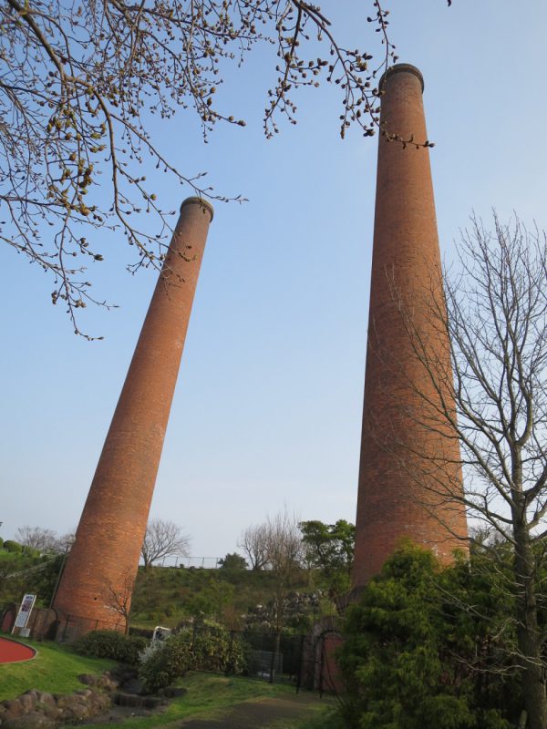 写真2_三井田川鉱業所伊田竪坑第1，2煙突